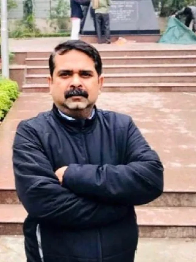 कौन है अवध ओझा, कितनी है फीस  ?