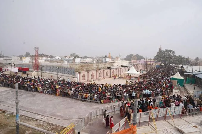 ग्रेगोरियन नववर्ष और मंदिरों की भीड़: एक सांस्कृतिक संकरता 1 154477